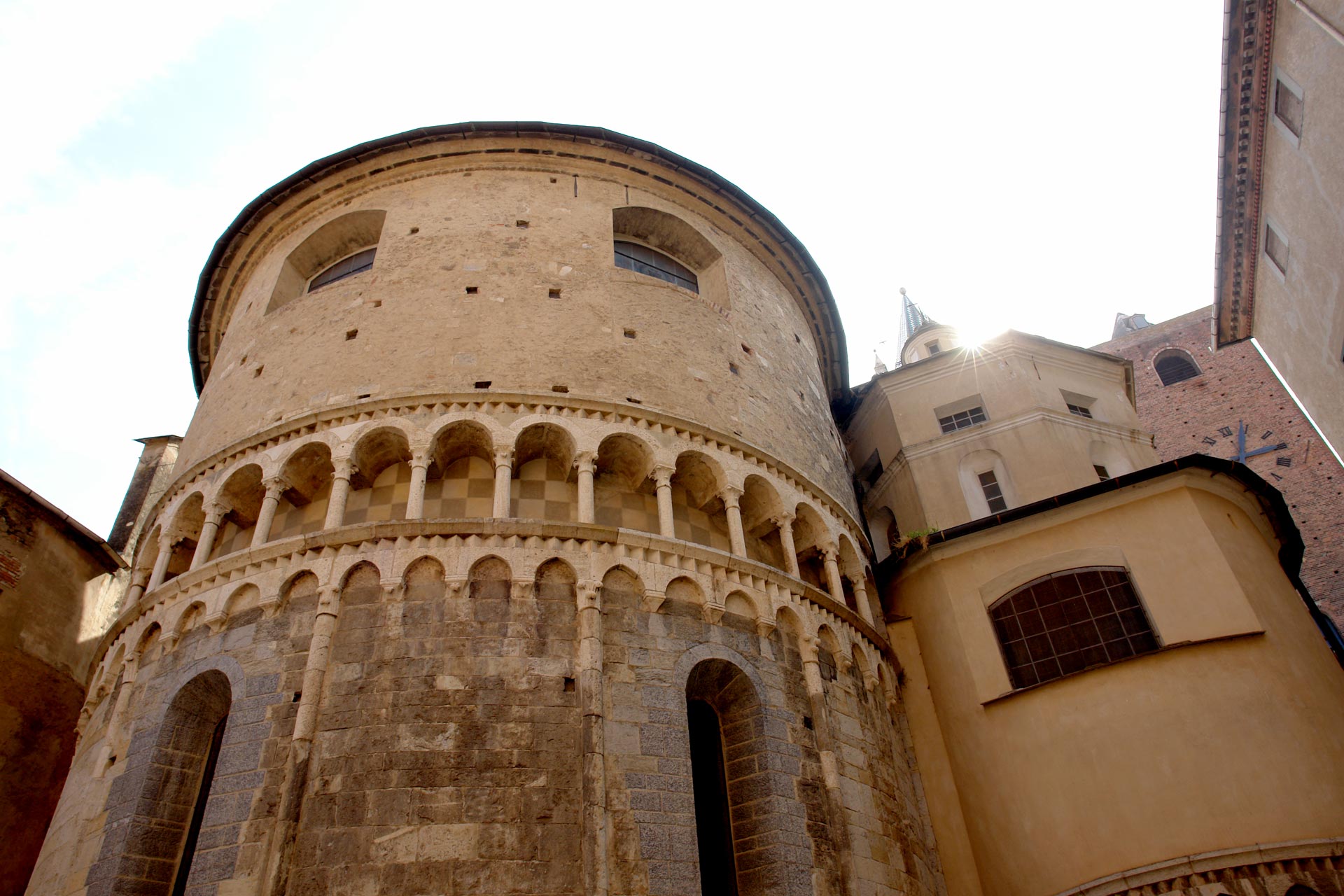 Die Stadt Albenga als Reiseziel an der italienischen Riviera