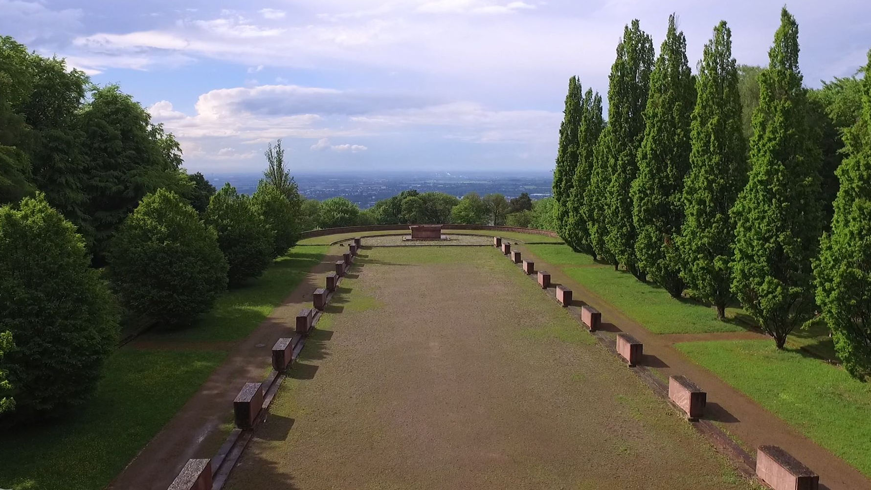 Video] Flug mit Drohne am Ehrenfriedhof in Heidelberg